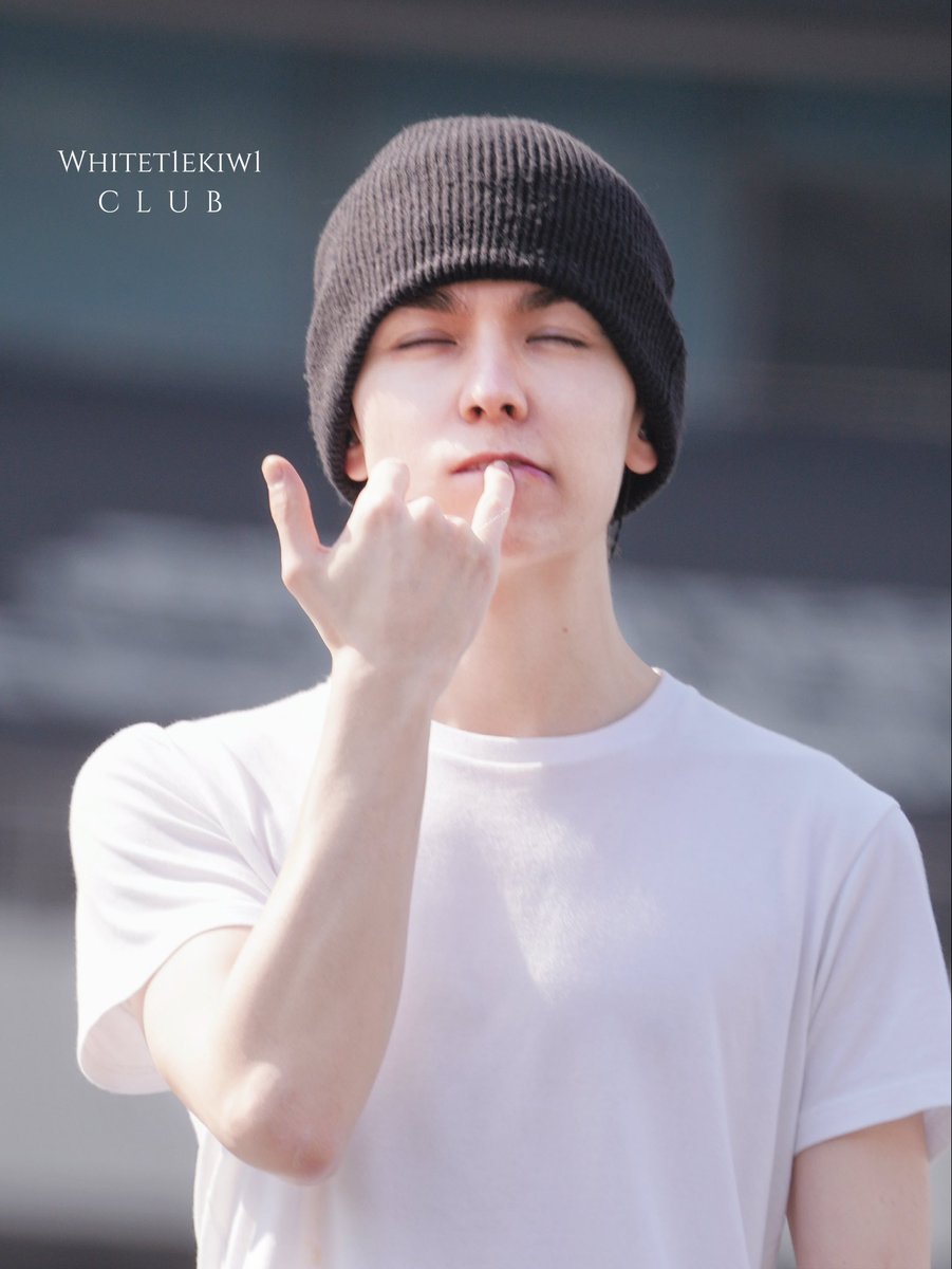 WhiteT1eKiw1_club tweet media