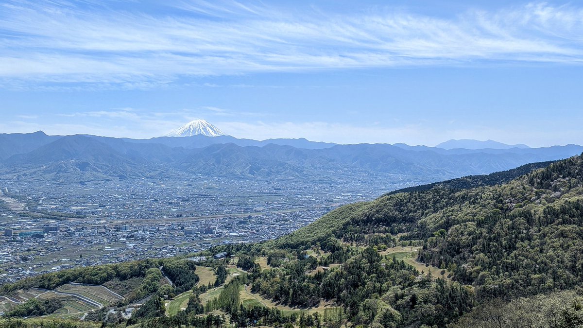 兜山登頂！岩壁が露出しているところが多くて、クライマーさんがたくさんいた。