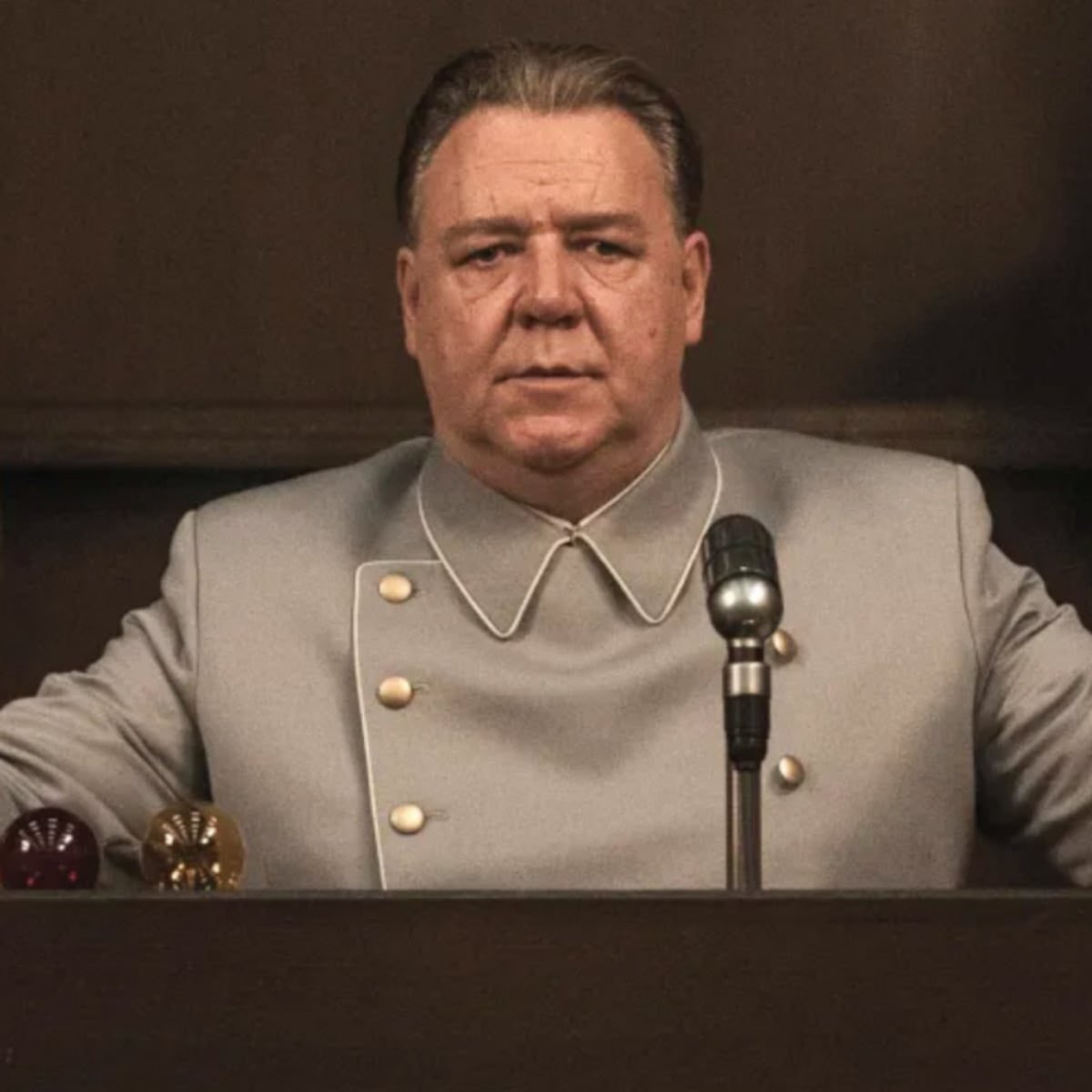 twllorens's tweet photo. núremberg es bestial. pero expliquen en qué momento russell crowe se convirtió en ricardo espalter. https://t.co/zXUIzA8L12