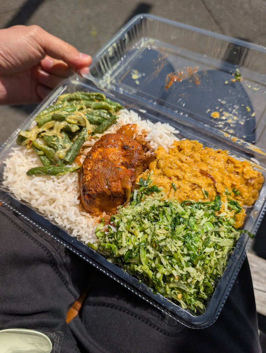 GALLE B RESTAURANT &amp; BAR
のベビーライスアンドカレー600円。
この内容でこの量なら破格！
素晴らしすぎる。テイクアウト限定だそうです。