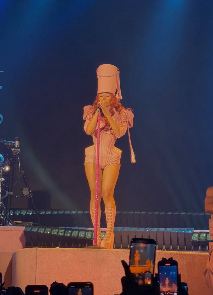 Mariah Charts tweet media