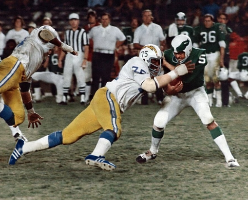 NFL_Journal's tweet photo. #RightPlayerWrongUniform times 2
Deacon sacks Roman, preseason 1973 https://t.co/9CoJkk5FKv