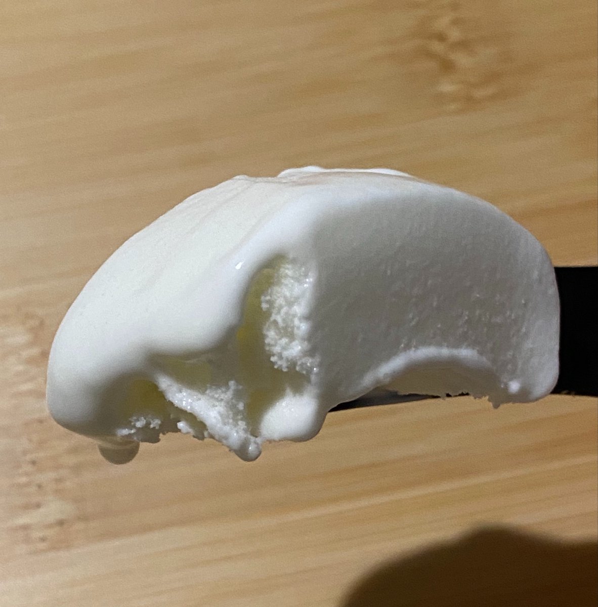 HaagenPickJP's tweet image. Oyama Dairy Shiroba Milk Ice Cream
(大山乳業 白バラ牛乳 アイスクリーム)

Soft, airy scoop melts into pure milk aroma. Light sweetness with a condensed milk-like richness. Low-cal yet deeply satisfying—honestly want this every day☺️

#icecream 
#japaneseicecream