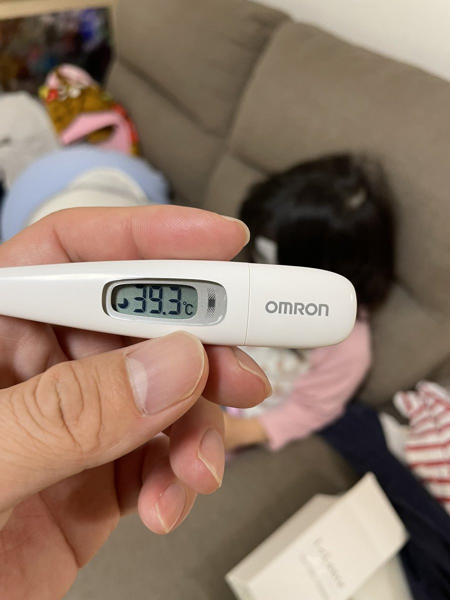 ebinari's tweet photo. 週末の絶望感。娘氏先週治ったばかりなのにまたもや発熱。もはや発熱ウィークエンドが続く。日々精進。 https://t.co/4qt9pHiwB3