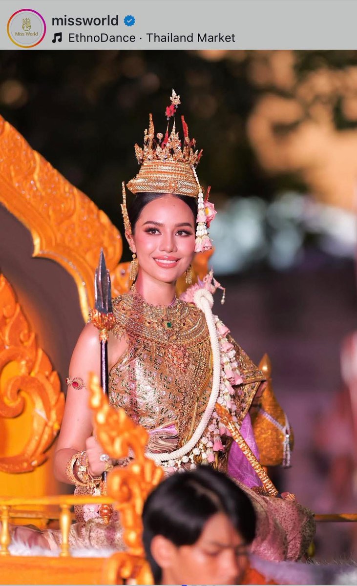 เอะอะขึ้นเสลี่ยง แทบจะไม่ได้เดินแล้ว สวยยย เป็นแก้วเป็นแสง  อิมแพ็คชุดไทยไปอีก 300% ขอบคุณกองมิสเวิลด์ ที่ช่วยโพสทุกช่องทาง ท่ามกลางช่วงเวลาที่ต้องมาสู้รบเรื่องวัฒนธรรมกับเพื่อนบ้าน ย้ำชัดไปเลยว่าเราคือ ออริจินัล #MissWorld #MissWorld2025 #SongkranFestival #AmazingThailand