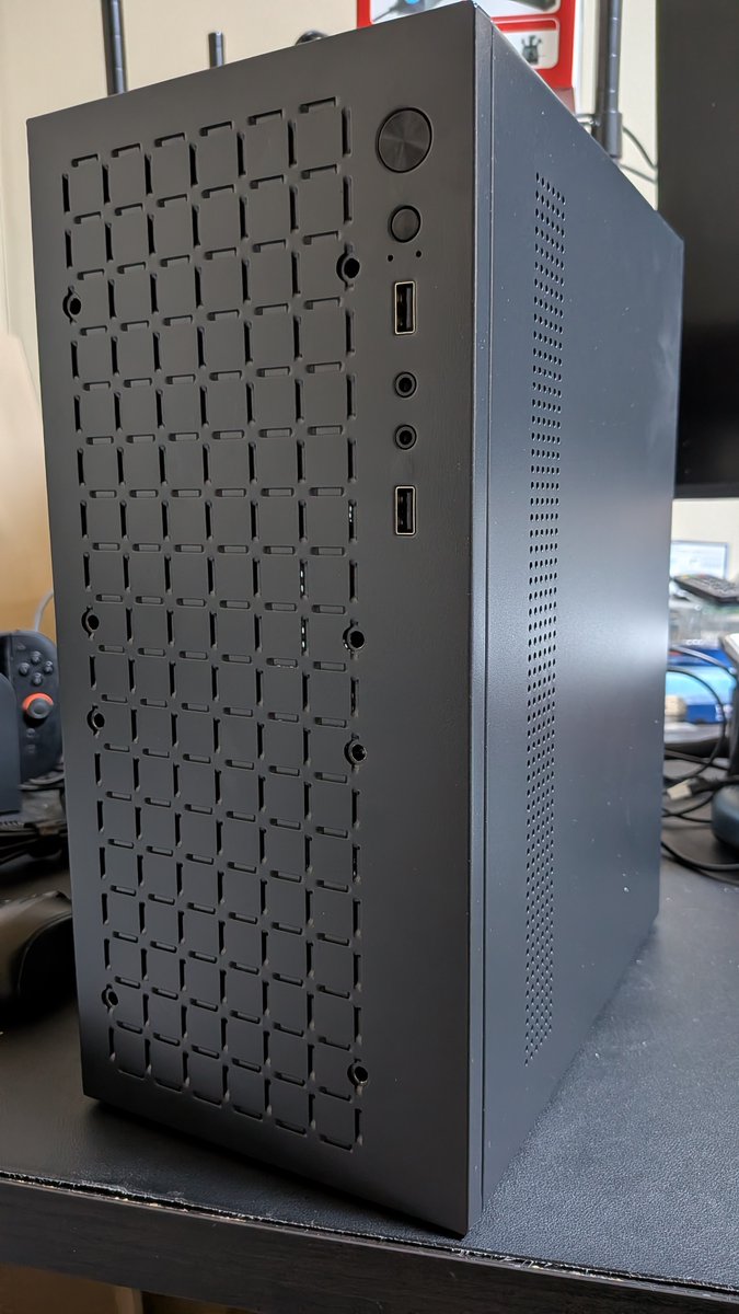 hkfactory's tweet photo. 約10年前のメインPC（Win11非対応CPU）を #Bazzite でゲーム専用PCに。電源、ケースこそ新調したが割とコンパクトに仕上がって満足。 #Steam でレトロゲーム中心にしか遊ばないから Radeon RX570 8G は過剰スペックのような気もする。 https://t.co/O0NQAIG3EI