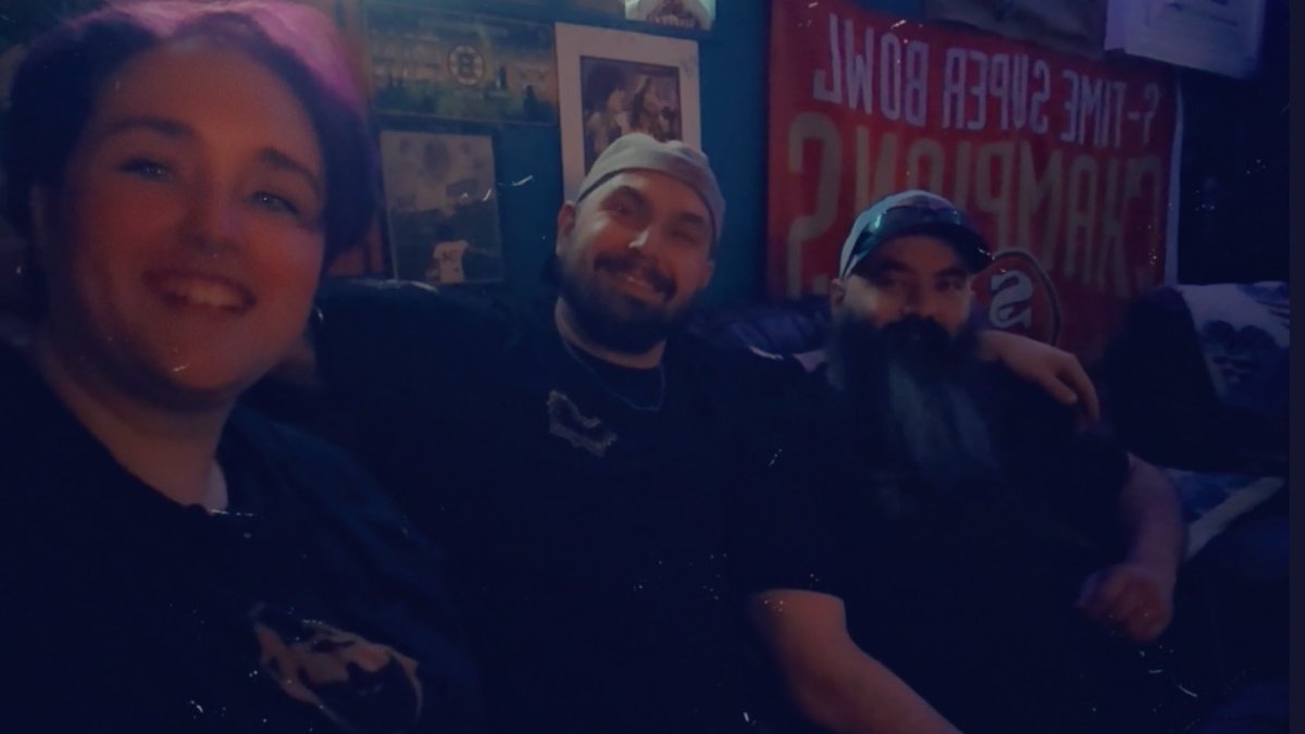 demonqueen_93's tweet photo. Just hanging out with @1Marquisgaming and Halfie https://t.co/8ICoNiG1of