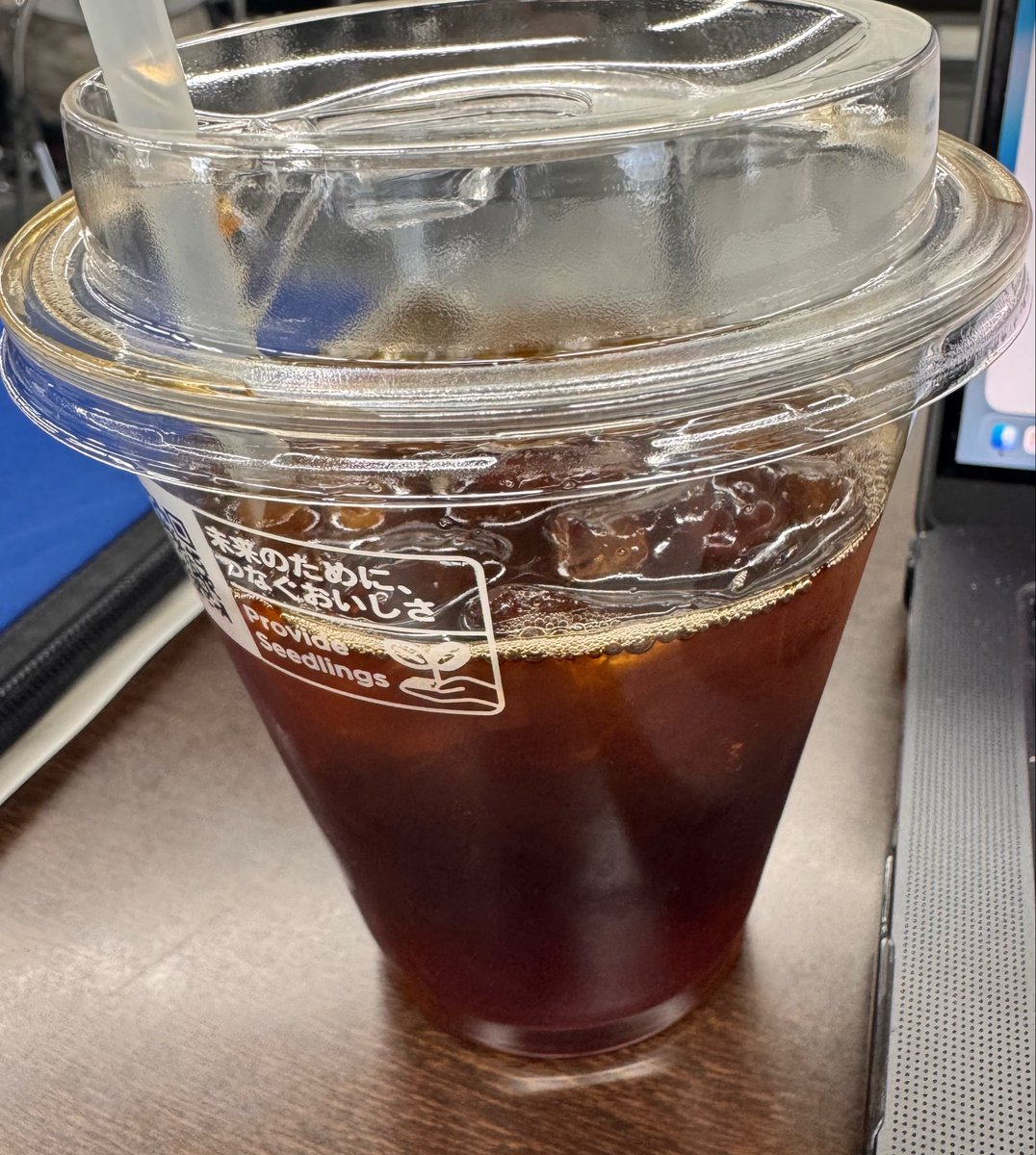 今日は総文の生徒実行委員会。外は天気いいけど気温がそんなに高くなく、意外と寒いので温かいもの…と思ってコンビニ行って結局アイスコーヒー…やっぱり私は얼죽아…