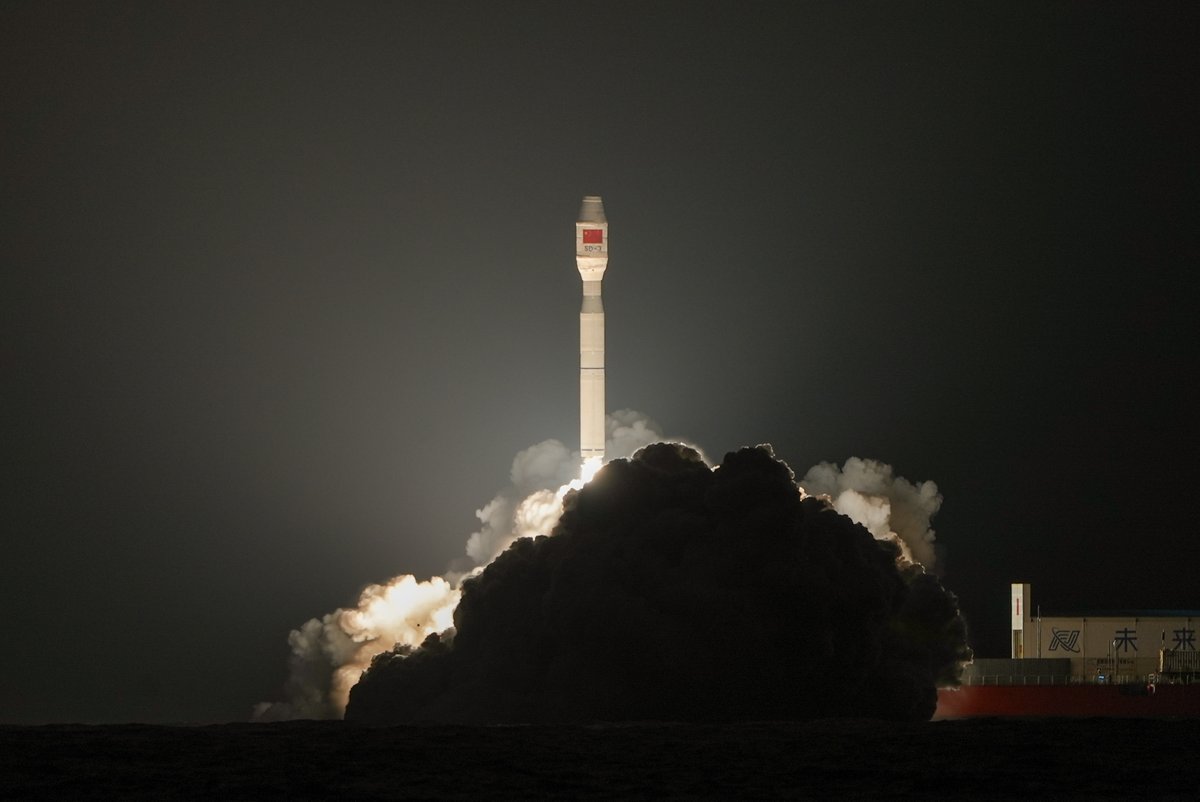 ChinaDaily's tweet image. #China on Saturday launched a Smart Dragon-3 (SD-3) carrier rocket from the sea, sending a test satellite into its planned orbit to promote satellite internet technology. #space bit.ly/420d11R
