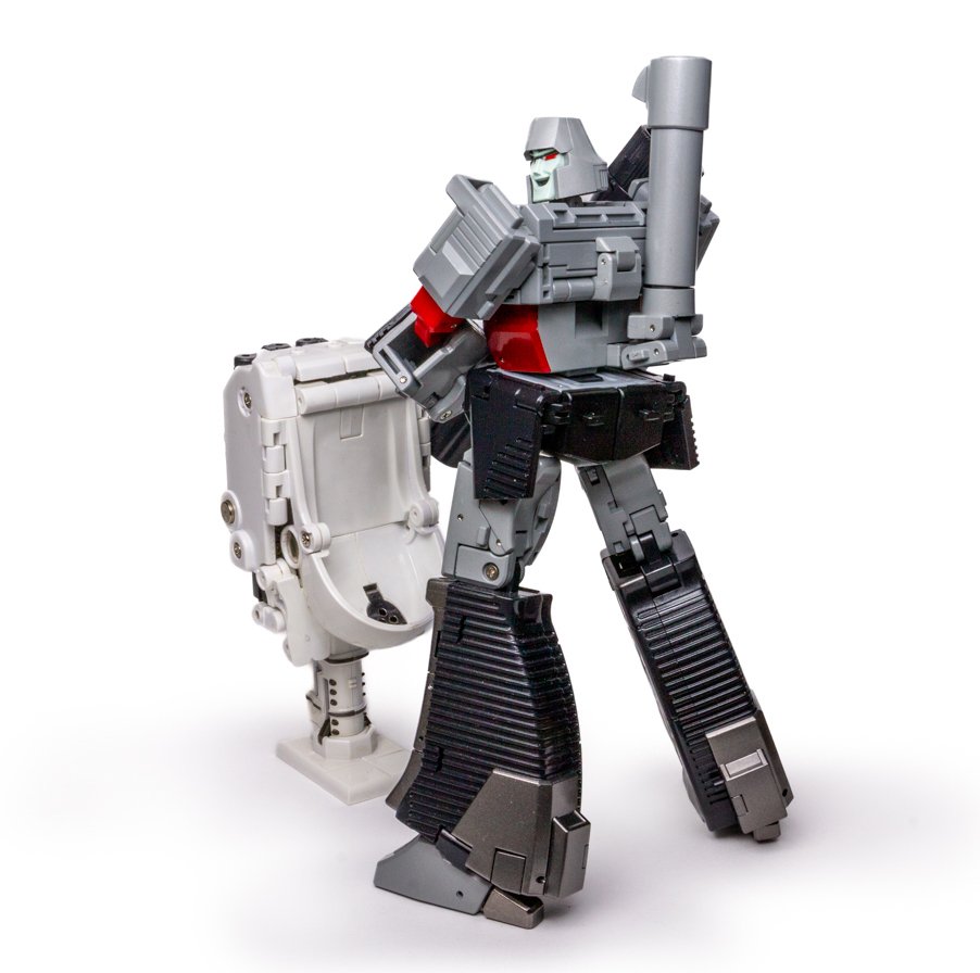 CommanderJansen's tweet photo. Got this little bastard used at TFcon. He's a bit scuffed up, but it really adds to his vibe. https://t.co/b533wYRpiK