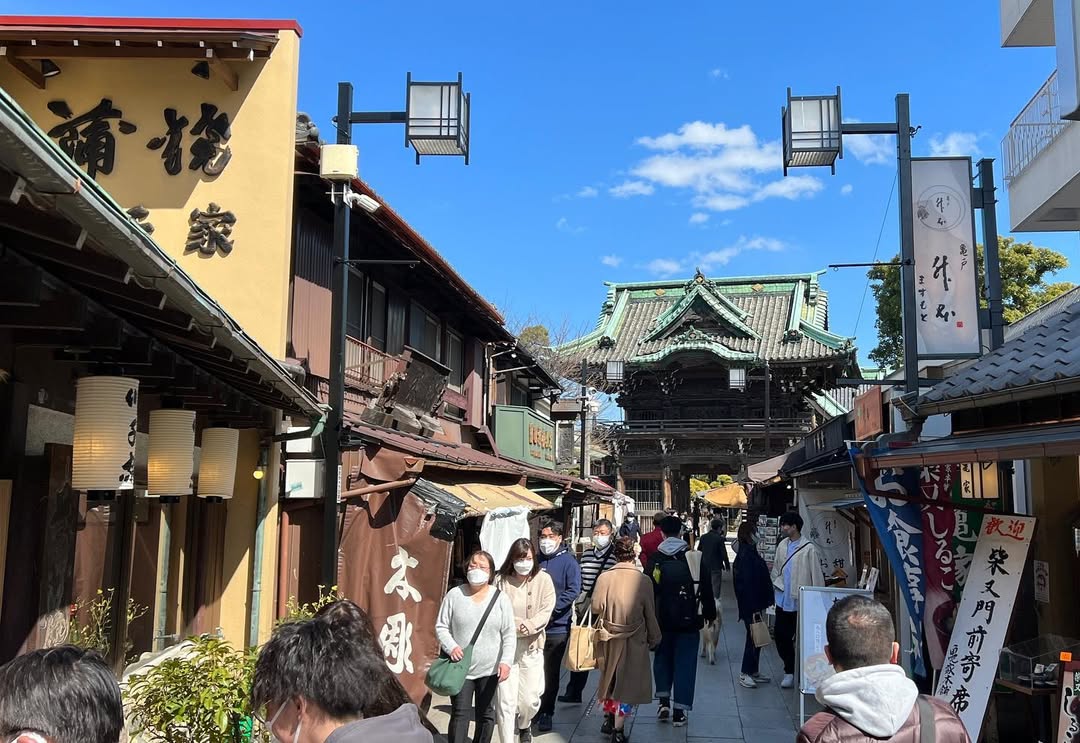 katknapp8's tweet photo. 都会の喧騒をそっと離れて、
どこか懐かしい「男はつらいよ」の世界へ🚲🌿

柴又の参道をゆっくり走りながら、
草だんごのやさしい香りに包まれて、
自然とペースもゆるんでいきます。
ここにある石畳の一つひとつに、
どこかあたたかい昭和の時間が、静かに残っている気がします。
#サイクリング日記 https://t.co/pcQxDfpxuV