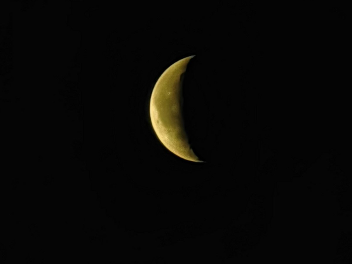 pawelekg's tweet image. Księżyc dziś w nocy w Sobotę w Łodzi. :) Tonight Saturday night waning crescent Moon above clouds in South East sky after moonrise deep in the night, near the end of it and daybreak, and above light clouds at horizon. My #photography #moonphotography #moonshot 📷🌃☁🌘🌇😊🧡💙🖤