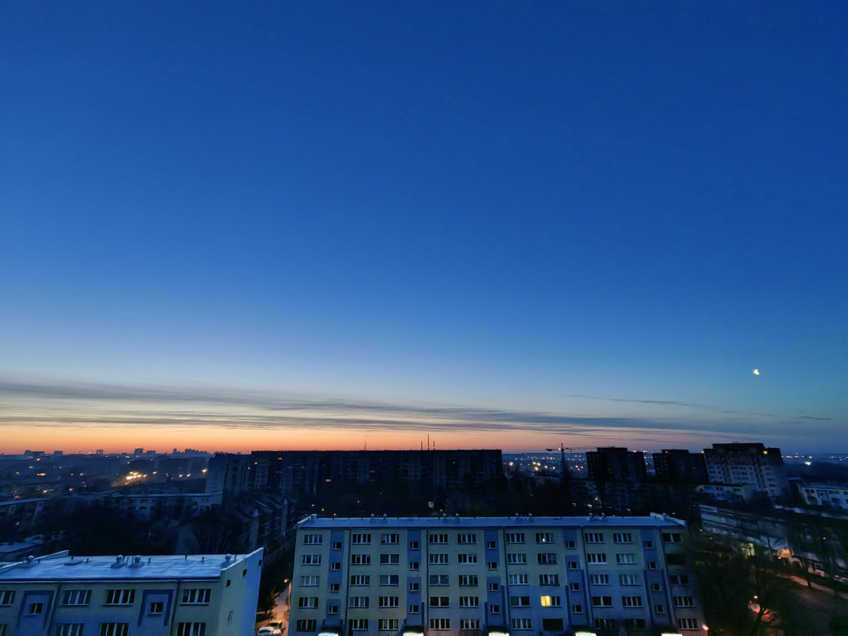 pawelekg's tweet image. Księżyc dziś w nocy w Sobotę w Łodzi. :) Tonight Saturday night waning crescent Moon above clouds in South East sky after moonrise deep in the night, near the end of it and daybreak, and above light clouds at horizon. My #photography #moonphotography #moonshot 📷🌃☁🌘🌇😊🧡💙🖤
