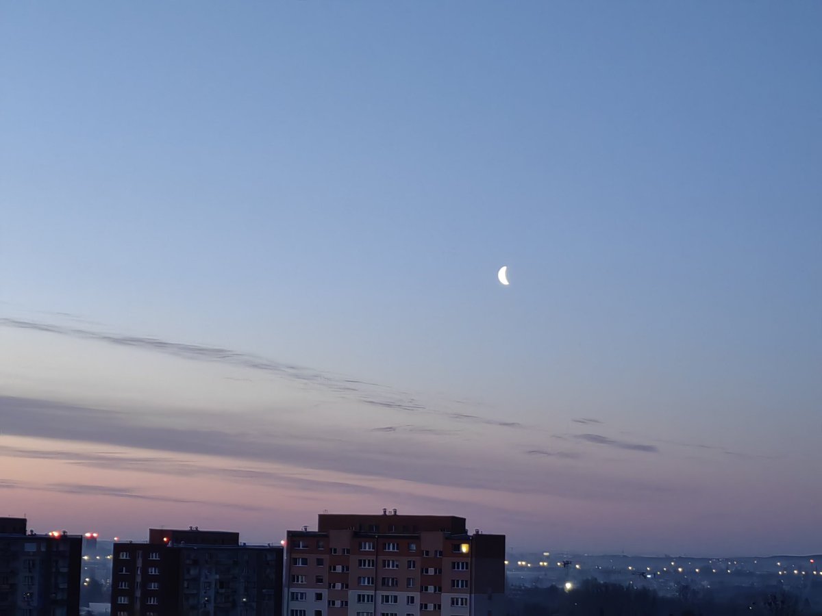 pawelekg's tweet image. Księżyc dziś w nocy w Sobotę w Łodzi. :) Tonight Saturday night waning crescent Moon above clouds in South East sky after moonrise deep in the night, near the end of it and daybreak, and above light clouds at horizon. My #photography #moonphotography #moonshot 📷🌃☁🌘🌇😊🧡💙🖤