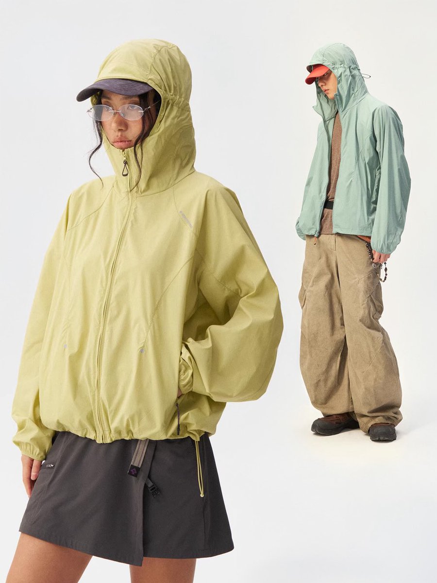 oldlaundrystore's tweet image. UPF50+ 자외선 차단, 발수 코팅, 접촉 냉감까지 갖춘 3중 기능성 재킷. 내장 포켓에 접어 넣으면 파우치 형태로 휴대 가능합니다. 3D 커브드 슬리브로 활동성도 좋고, 릴렉스드 핏이라 남녀 모두 착용 가능.

#패커블재킷 #ウインドブレーカー #sunprotectionjacket #Monterest #oldlaundry_mag
