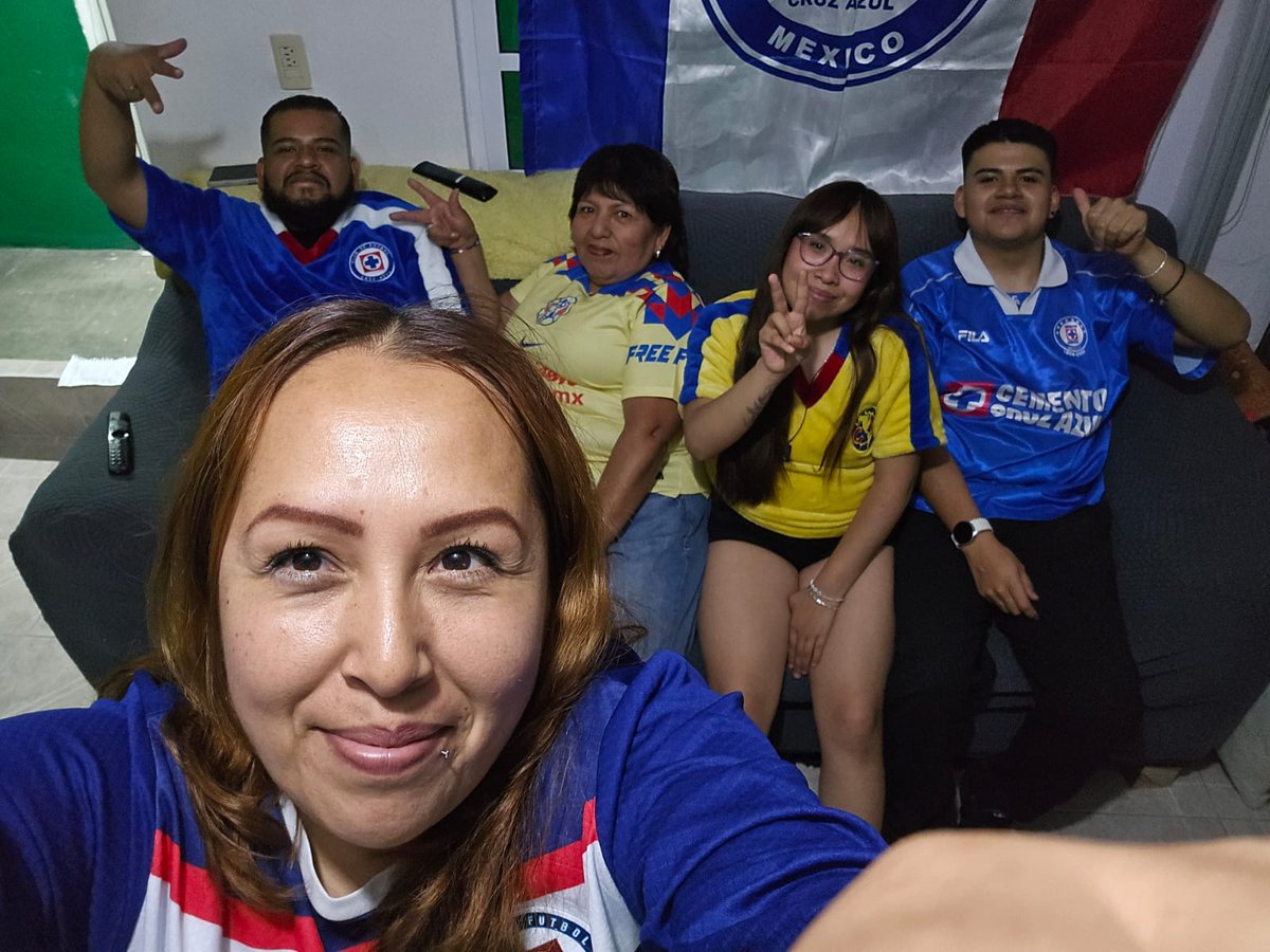 abigailnava's tweet photo. Vamos @CruzAzul con todo #CasaDeColoso https://t.co/ZNA5pWYzik