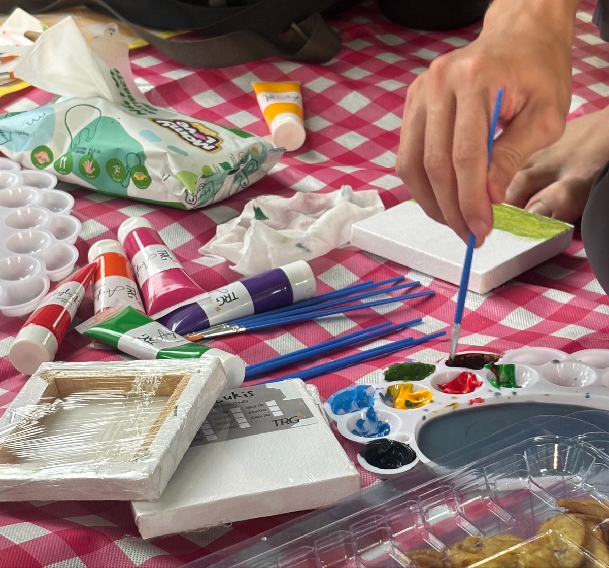 function tweet media