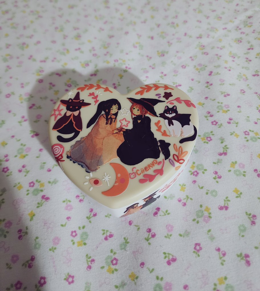 gansosalvajes_'s tweet photo. hoy fui a una feria de ilustración con pololo y mis reales y la falta de yuri en los stands me recordó la decadencia de la vida. anyway, me compré este joyerito precioso de @ciiervo y estas pololas dungeonistas de @Mokkarin_ ♡ https://t.co/P83CFdtrul
