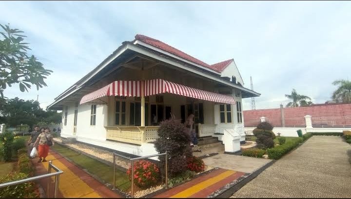 Dosen Kesayanganmu tweet media