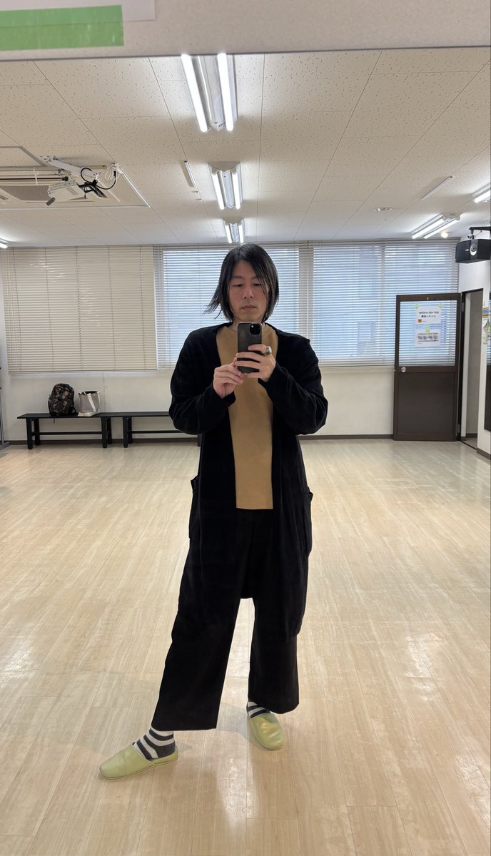 ug_afro's tweet photo. 未来のモデルさん達へのボイスレッスン終了ー！

最近髪色を黒に一旦戻そうとカラーしないでいるんですが
髪を切らない上に自分に興味がないので鏡を見ないという不精癖が見事に出まして、レッスン後なのですが写真を撮ってからやっと気がついたよ
寝癖_(:3 」∠)_ https://t.co/7o6Fb2SVYp
