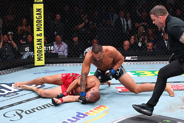 DiarioMma's tweet photo. ¡Carlos Ulberg es el nuevo campeón de peso semi completo! Peleando con una sola pierna tras lesionarse en el primer minuto, termina cazando a Jiri Prochazka con ese letal gancho de zurda que todos le conocemos y fulmina al checo a ras de lona. #UFC327 #AndNew #Ulberg https://t.co/IsbGVQZZI2