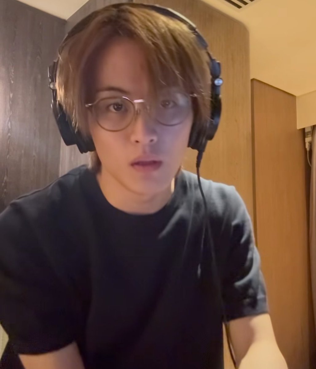 remermarkram's tweet image. สเปค ชอบคนใส่แว่น ใส่เสื้อยืดธรรมดาๆ

ธรรมดาๆที่หมายถึง :