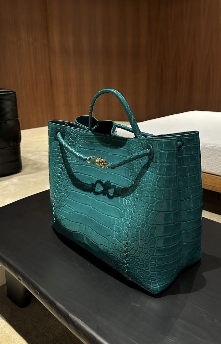 Ferragamo Hug Crocodile-Embossed Leather Tote Bag 
تناديني