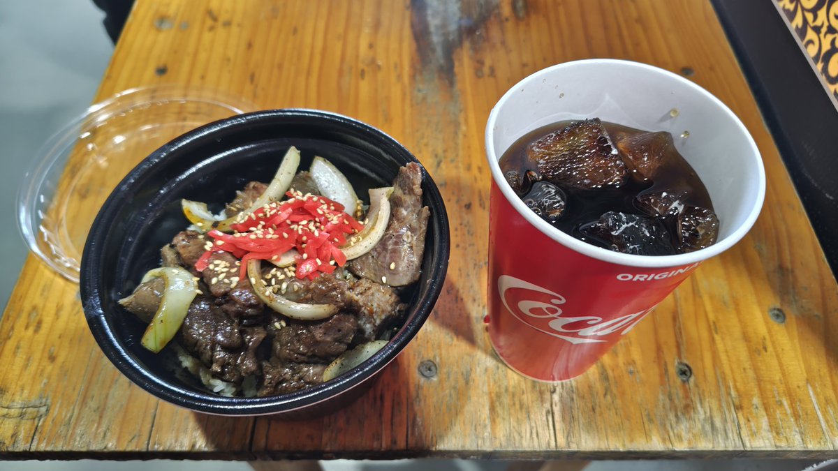 埼玉スタジアムで昼食
ドリンク高すぎませんか🤬
これから暑くなった時に、安易に買えない値段だよ!