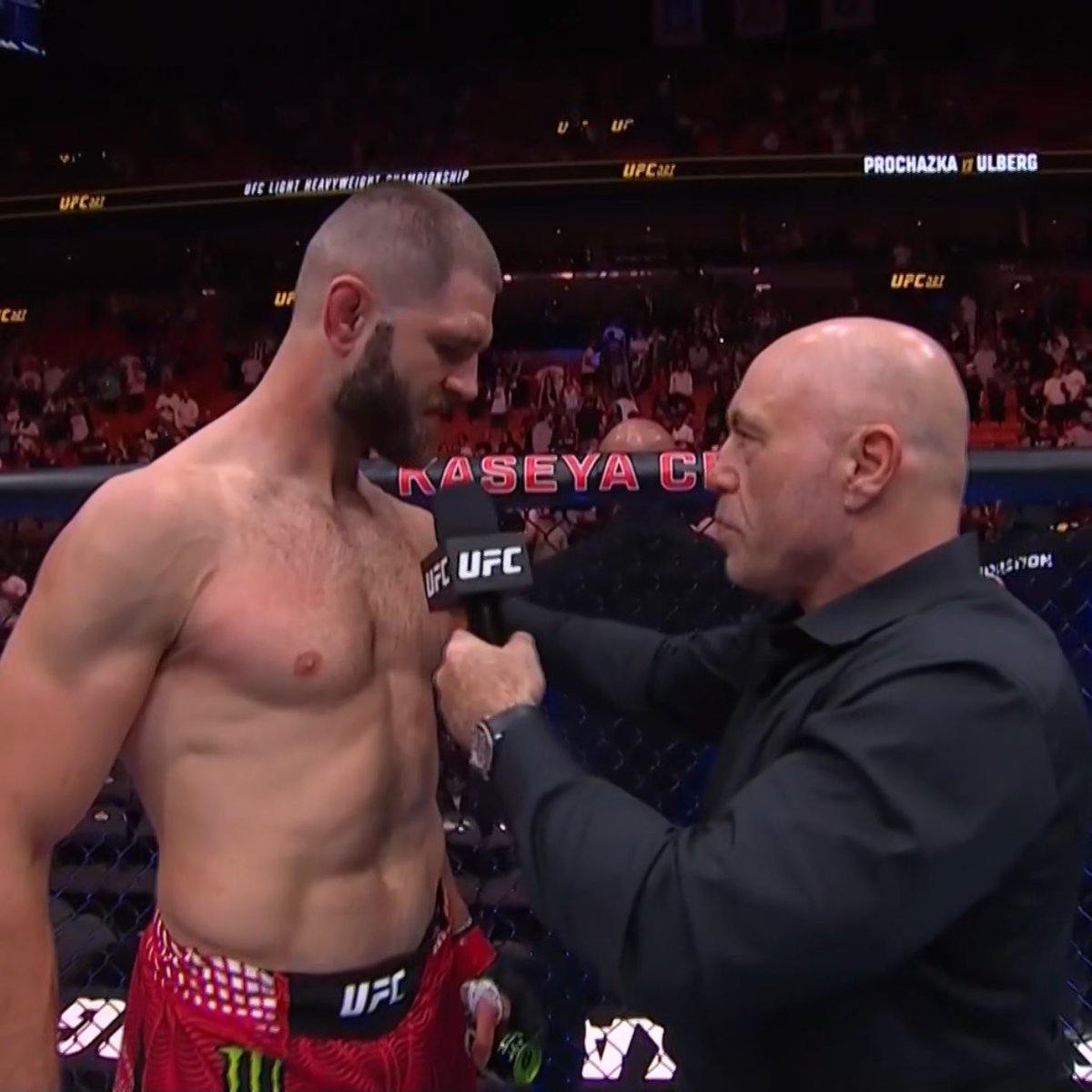 KirmiziKoseMMA's tweet image. 🚨 Jiri Prochazka: ‘’Ulberg sakatlanınca ona merhamet gösterdim. Ona üzüldüm. Hayatımda aldığım en büyük derslerden biri. Sakatlandığını görünce merhamet ettim. Elimdeki maçı ona verdim.’’ #UFC327