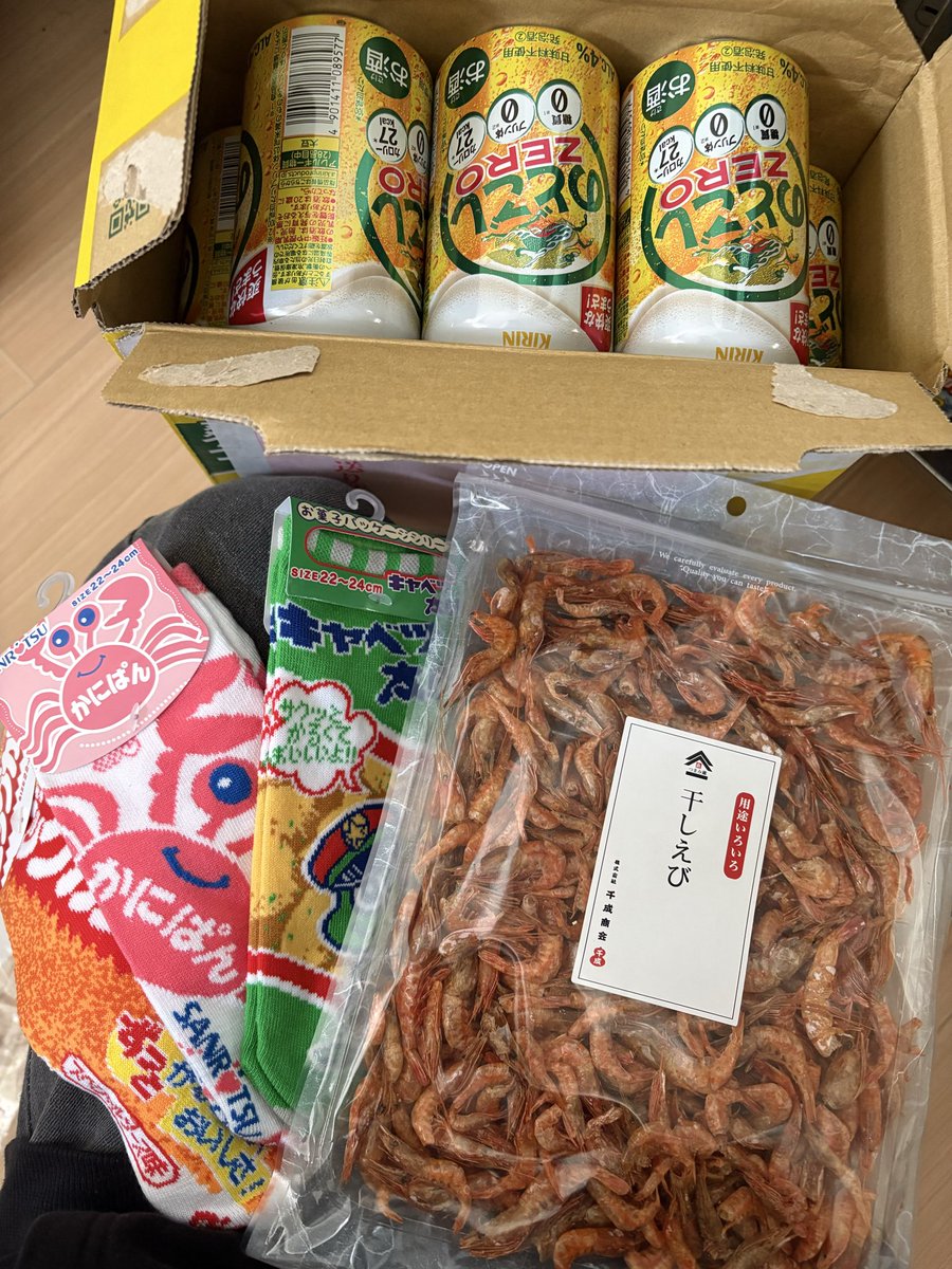 panBLTpan's tweet photo. ぴゃぁああああ！！！！
血液が！！我が家に！！！！
う、う、うれしすぎる( ´•̥̥̥ω•̥̥̥`)
本当に本当にありがとうございます！！！！！！！
早速頂きますっ！！！！
けぴっ
靴下履き心地最高である
今日からかにぱん。 https://t.co/nDcePPllyV