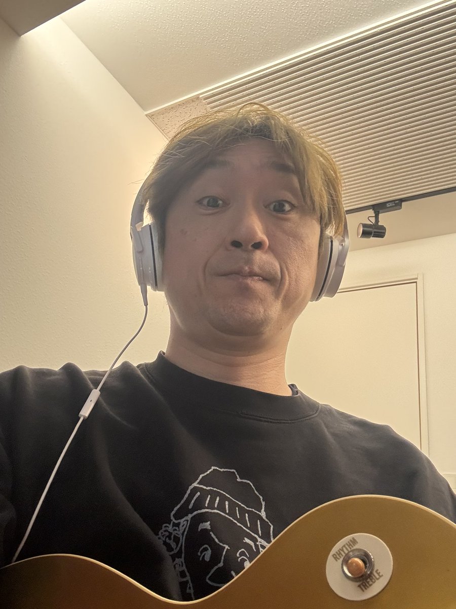 DAISUKE_FromAT's tweet photo. 本日誕生日になります。

しかし。
鋭意ギターRECと制作活動で
一日中作業です！！！！！

それでもたくさんの仕事ができて
本当に幸せですよ！

今年もたくさん音楽します！

ここから大きな発表などもあるので
今年一年を楽しみにしててください！！

よろしくです🔥

#gibson #レスポール https://t.co/A1GwicdExf