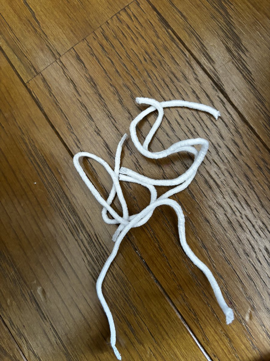 ru_ppi's tweet photo. 上の娘は、給食の白衣のポケットに
使い捨てのマスクを溜め込むから、
｢毎日捨てなさい｣って言ったんだけど、今週は紐の部分だけ溜め込んできた… https://t.co/SFxjwsPTBn