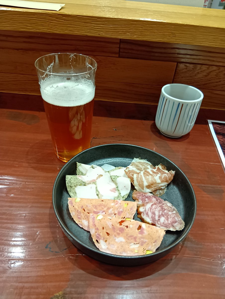64645656's tweet photo. バレエやったあとのビールはうめーなー（これをやっているので一向に痩せない） https://t.co/grIqhKu6VY