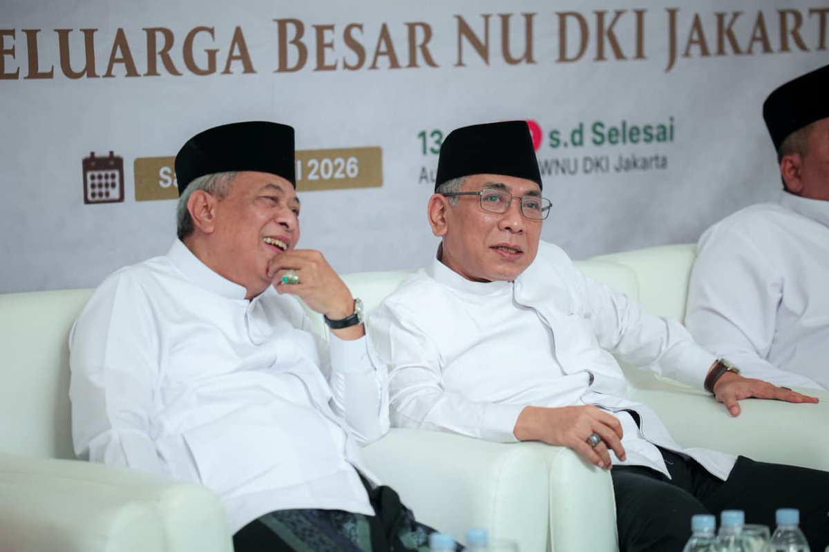 YahyaCStaquf's tweet photo. Masyarakat modern seperti dikaburkan dari apa yang sungguh-sungguh benar dan apa yang sungguh-sungguh salah. 

Kecamuk, polemik, propaganda, infiltrasi, insinuasi hingga impunitas telah merembes dalam kanal informasi yang jadi kudapan saban hari masyarakat modern. 

Tapi kita punya ilmunya ulama. Satu software yang mampu meretas kebaruan macam apapun agar tetap dalam pusat kendali, dalam pusara keilmuan, serta dalam nuansa taqarrūban ilallah yang juga berarti taqarrūban bil mashlahah. 

Senang sekali, bisa turut serta memenuhi undangan PWNU DKI Jakarta dalam agenda Halal Bibalal Keluarga Besar NU DKI Jakarta di Gedung PWNU 2 Simatupang, Jakarta, Sabtu (11/4). Alhamdulillah.