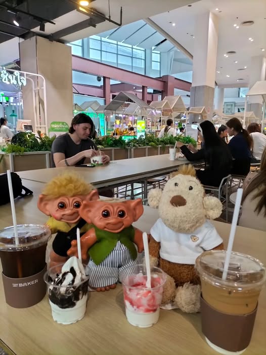 ChrisCsd1's tweet image. #Coffee #icecream After the meal in the stylish restaurant, we had yummy chocolate &amp;amp; strawberry sundaes &amp;amp; an americano &amp;amp; latte in a busy food court.