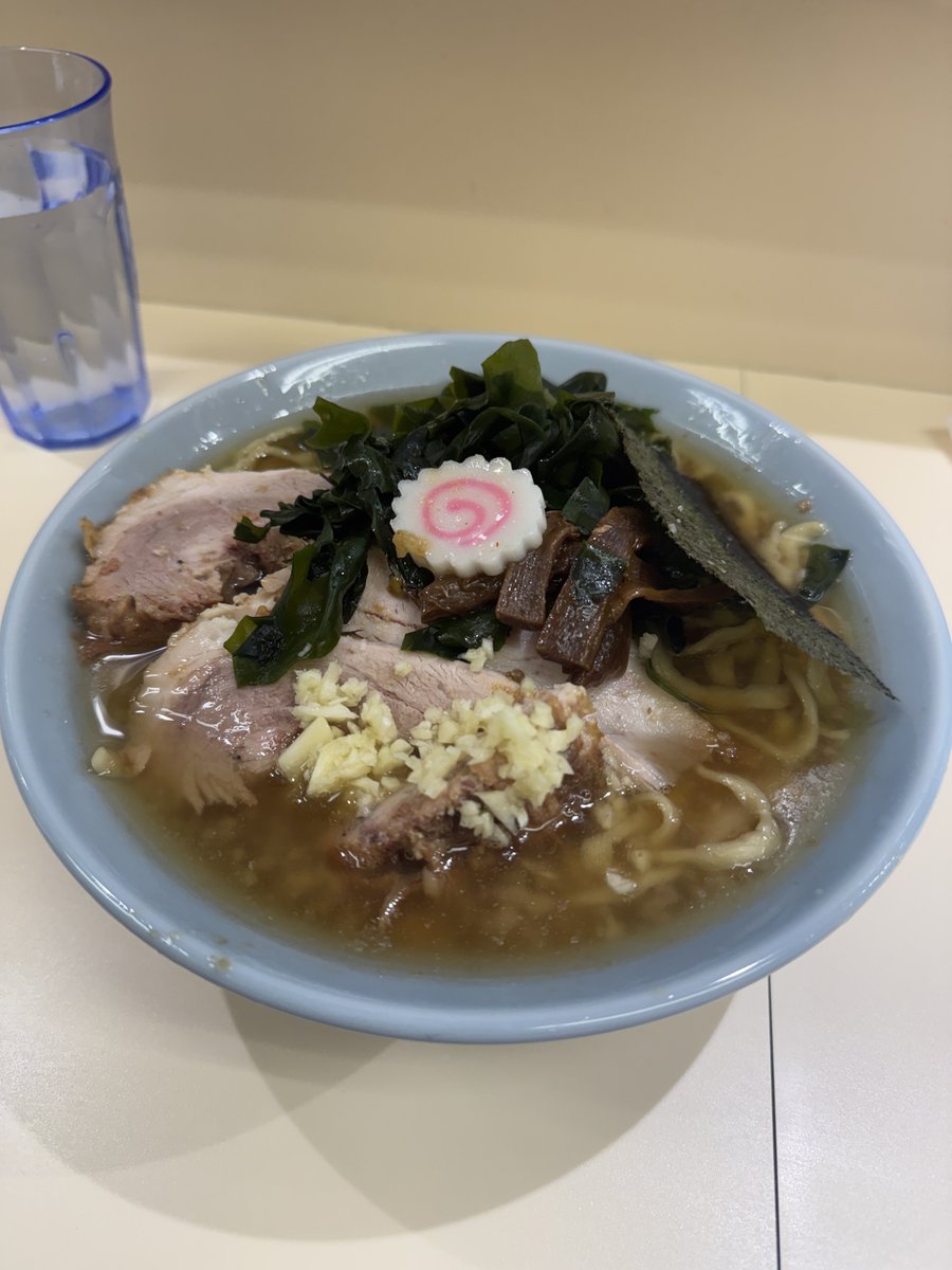 二丁目ラーメン2️⃣
塩らーめん🍜🧂
これは…塩というより豚を最大元に味わうためにチューニングされた豚出汁らーめん🤯🐷
めちゃめちゃ好みで完飲完食ごちそうさまでした😋