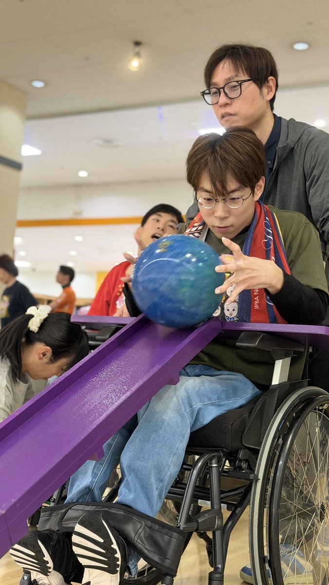 TWheelchairboy's tweet photo. ボウリング🎳
『和田秀和プロと投げよう！』に行って来ました。
自前の投球補助スロープとマイボールで参加⭐️
手の力の入れ具合とか結構難しい🤨
和田プロと投げれて楽しかった✌️
 #ボウリング
 #和田秀和プロ https://t.co/pbSX0Kl76q