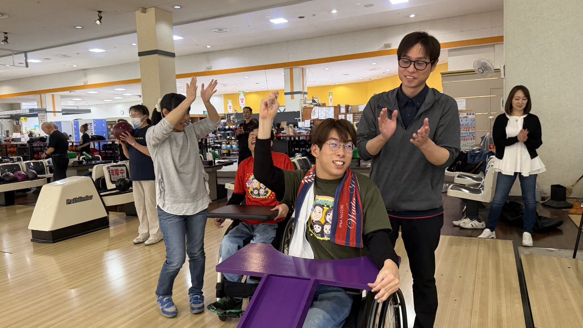 TWheelchairboy's tweet photo. ボウリング🎳
『和田秀和プロと投げよう！』に行って来ました。
自前の投球補助スロープとマイボールで参加⭐️
手の力の入れ具合とか結構難しい🤨
和田プロと投げれて楽しかった✌️
 #ボウリング
 #和田秀和プロ https://t.co/pbSX0Kl76q
