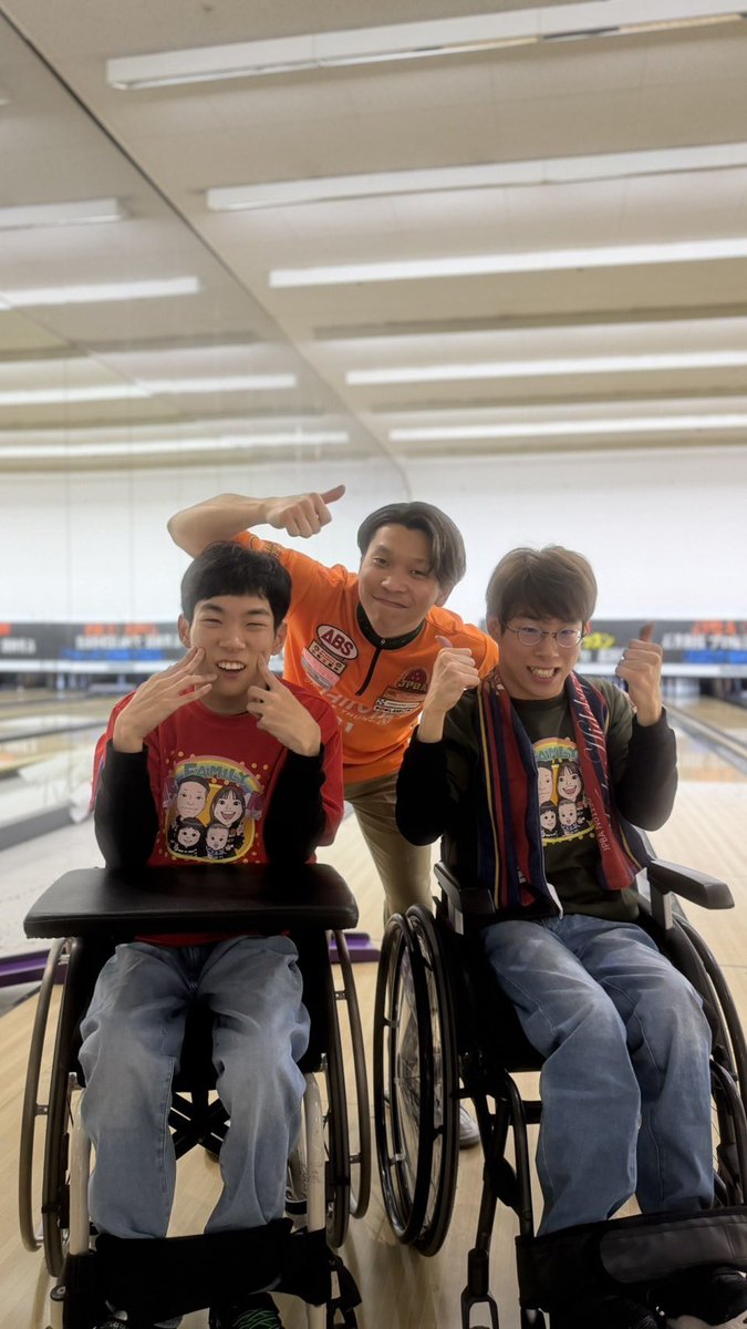 TWheelchairboy's tweet photo. ボウリング🎳
『和田秀和プロと投げよう！』に行って来ました。
自前の投球補助スロープとマイボールで参加⭐️
手の力の入れ具合とか結構難しい🤨
和田プロと投げれて楽しかった✌️
 #ボウリング
 #和田秀和プロ https://t.co/pbSX0Kl76q