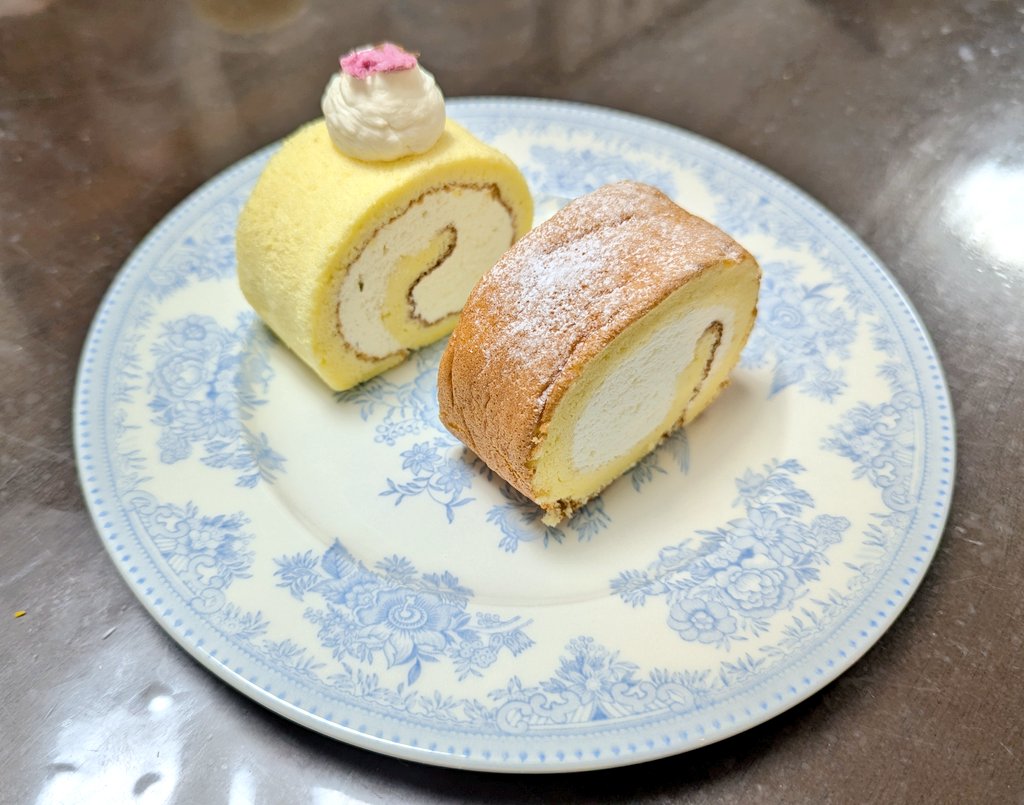 お茶会開催ありがとうございます。
ロールケーキたちで参加します。少し時季は過ぎてしまいましたが、奥は桜風味。

#あわいの民エアお茶会