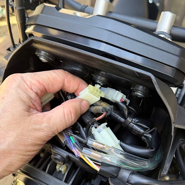 takajix0630's tweet image. 追加電装品の電源取り出しはフロントカウル内にあります。モノによっては取り付けできないかも。

#WR125R