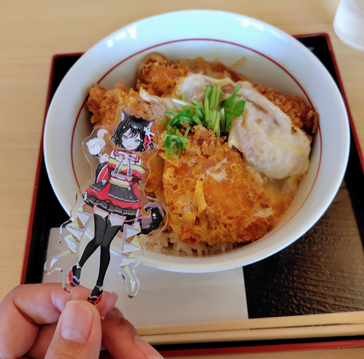 「チキンカツ丼ー」|微妙な人のイラスト