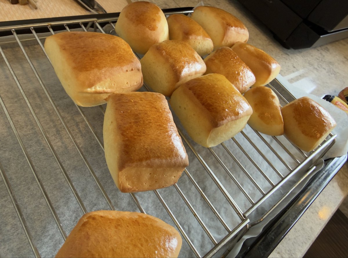 パンを焼くなどしている