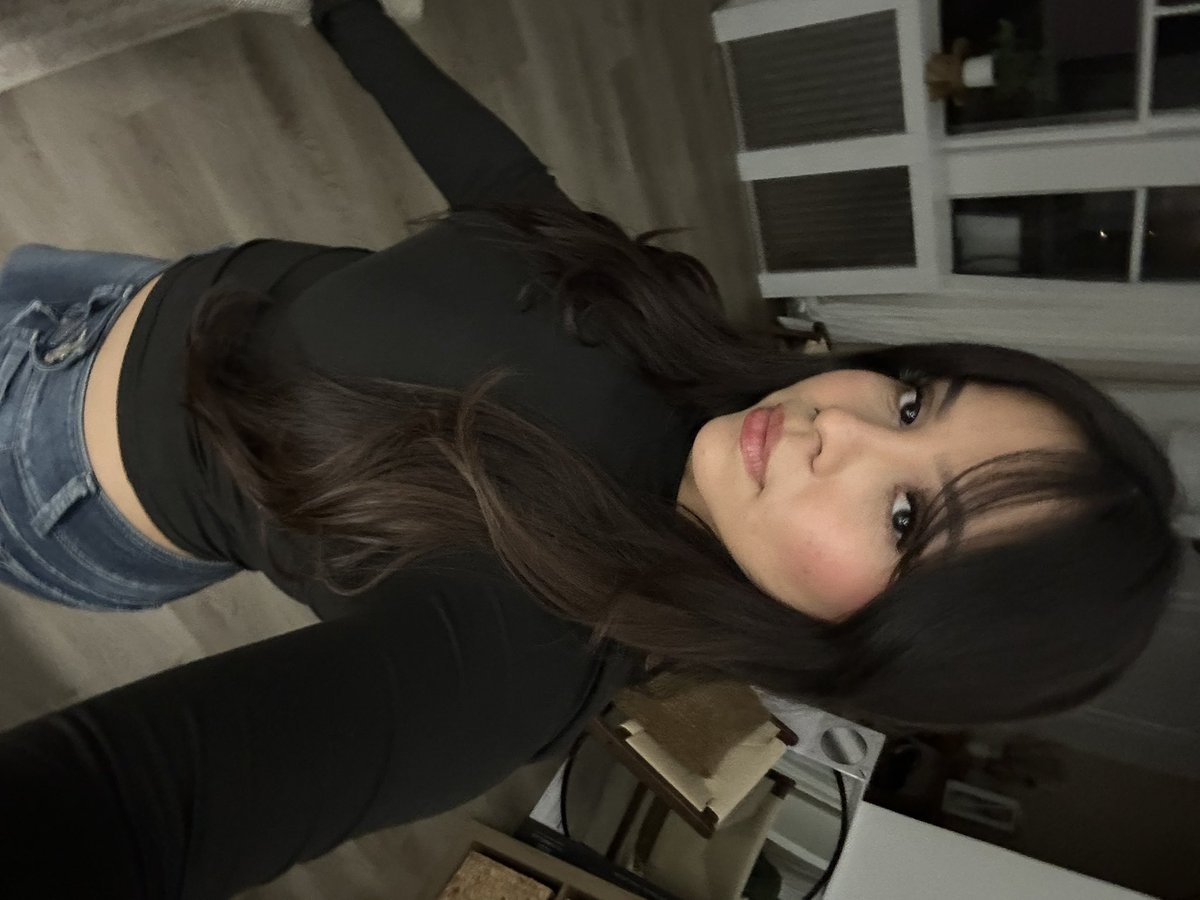QueC0queta's tweet photo. posting the same selfie everywhere https://t.co/xagUJy3deo
