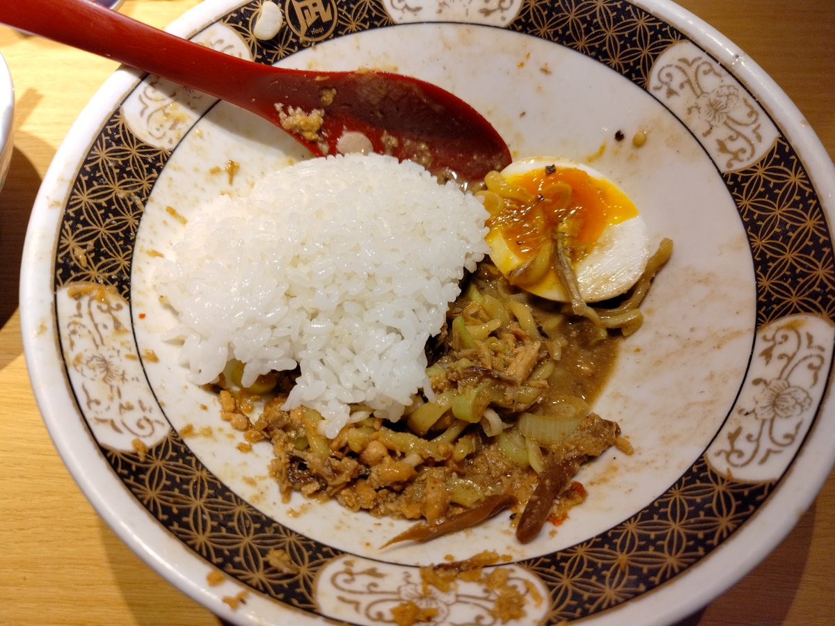すごい煮干しラーメン凪@西新宿
特製油そば（大）＋ごはん＋ニンニク
新宿で迷ったが久々にこちらに。
いつもの味とクオリティ！
今日はこれで正解。
辛味甘み煮干しの塩味のバランスが
相変わらず良くて箸が進むね。
残ったタレに追い飯は必須案件。
腹パンで死ぬほど美味かった！
#油そば
#煮干し