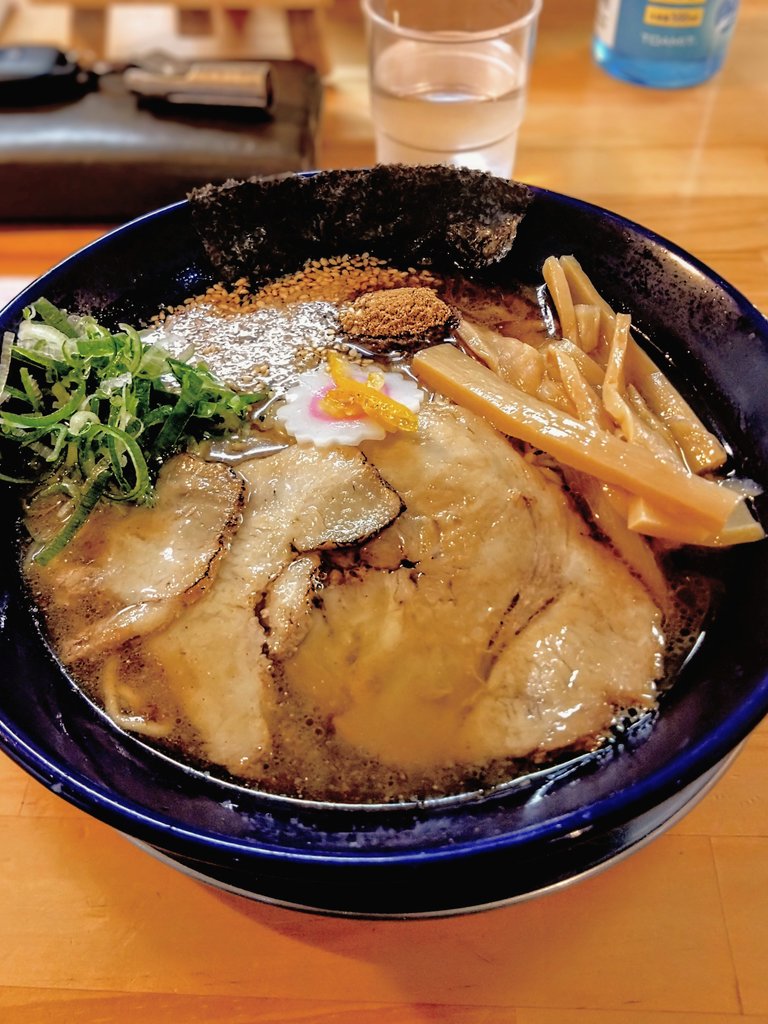 tDvxgJFM1s40361's tweet photo. #TATARABA
【ラーメン】熊本とんこつ
【中華そば】出汁豚骨魚介
どっちを食べようか迷ったので
どっちも食べました🍜🍜
どっちも旨かった✨️
ごちそうさまでした🙏 https://t.co/KhAWSPjVNf
