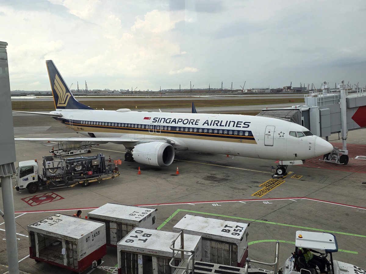 Vinamralongani's tweet image. Greetings from Singapore!
Landed before time on @airindia and parked beside @SingaporeAir B737Max's. Hard to associate SQ with narrowbodies. 
Immigration here really sets the tone. No queues, no human interaction, cleared in seconds.
That’s how you welcome the world.
#AvGeek