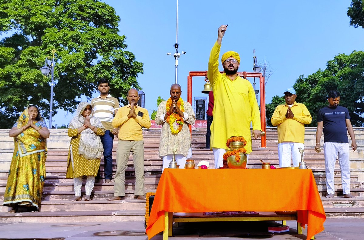 nssupindia's tweet photo. आज प्रातःकाल श्री सूर्य देव जी की 641वी भव्य मंगला आरती संपन्न हुई।
आप सभी श्रद्धालुओं की सभी मनोकामना पूर्ण हो।।
🚩ॐ सूर्याय नमः।।।🚩
संरक्षक सत्यदेव मिश्र 9452011023
अध्यक्ष अविनाश तिवारी 9151203008
उपाध्यक्ष अमित गुप्ता 9918030003 https://t.co/1JOKN3En1k