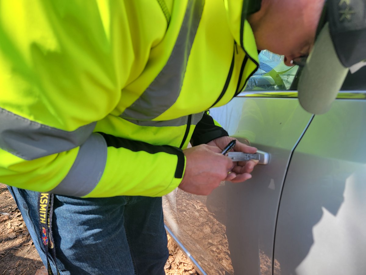 BSafeLock's tweet photo. 🚗 Lost Car Key Replacement ��� Mobile Service | Minneapolis, MN  

Another customer back on the road in Minneapolis, Minnesota.  
This was an all keys lost situation. We came out to the customer’s location, decoded the lock, cut a new key, and programmed new key fobs on-site—no towing needed.
  
✔️ All keys lost replacement 
✔️ Lock decoded & key cut 
✔️ Key fobs programmed on-site 
✔️ Fast mobile service – done in about 40 minutes

If you’re stuck without keys, we bring everything needed to get you going again—quick, professional, and hassle-free. 
 
Serving Minneapolis and surrounding areas
763-900-8119
https://t.co/POALtI0vdK 
B-Safe Lock & Key — Mobile Locksmith Service You Can Count On