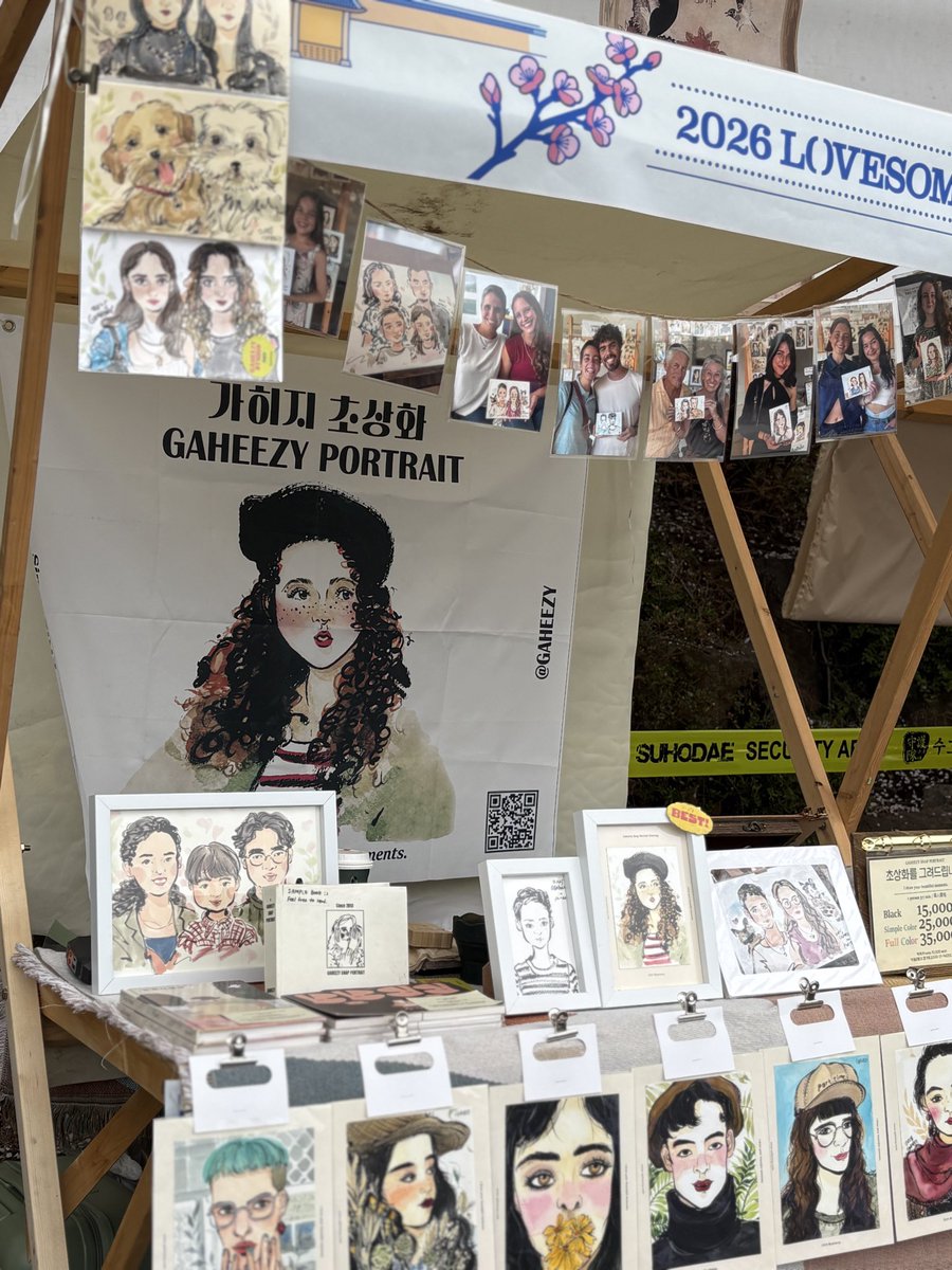#러브썸페스티벌 에서 초상화 그려요!
공연장 뒤쪽 플리마켓에 참여중입니다 선착순 10명 초상화 할인! 놀러오셔요! 오늘 터치드 온다 야호!